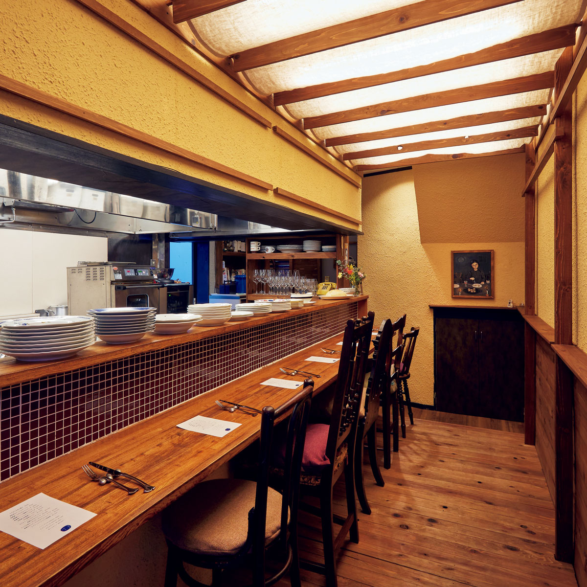 自然派ワインと家庭料理 すずの店内