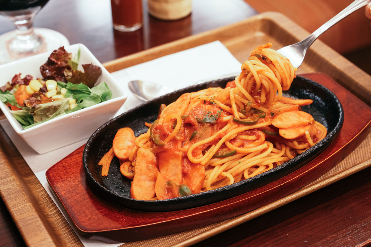 ナポリタン。サラダ付き