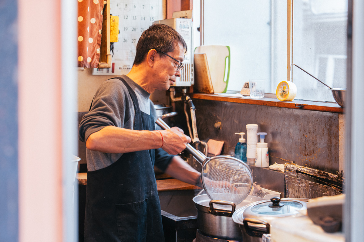 店主の降旗淳さんが調理している様子