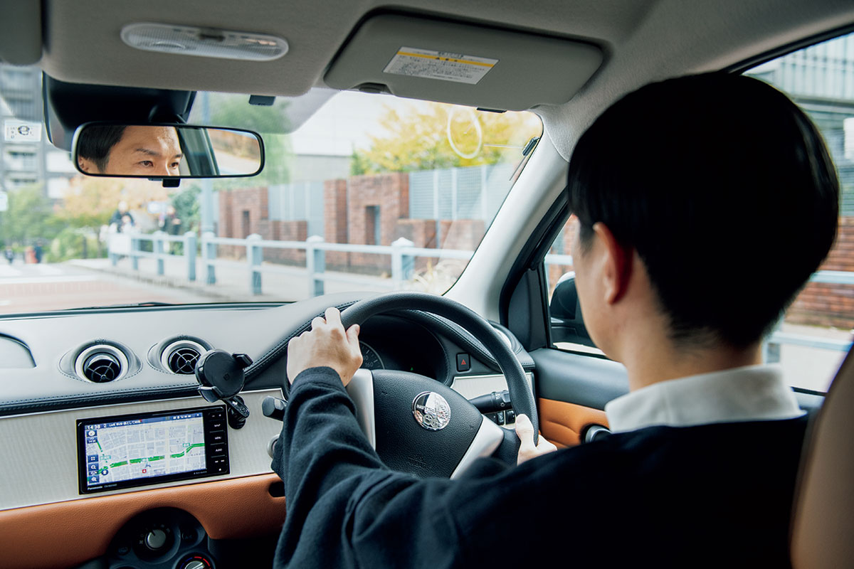 運転する岩井勇気
