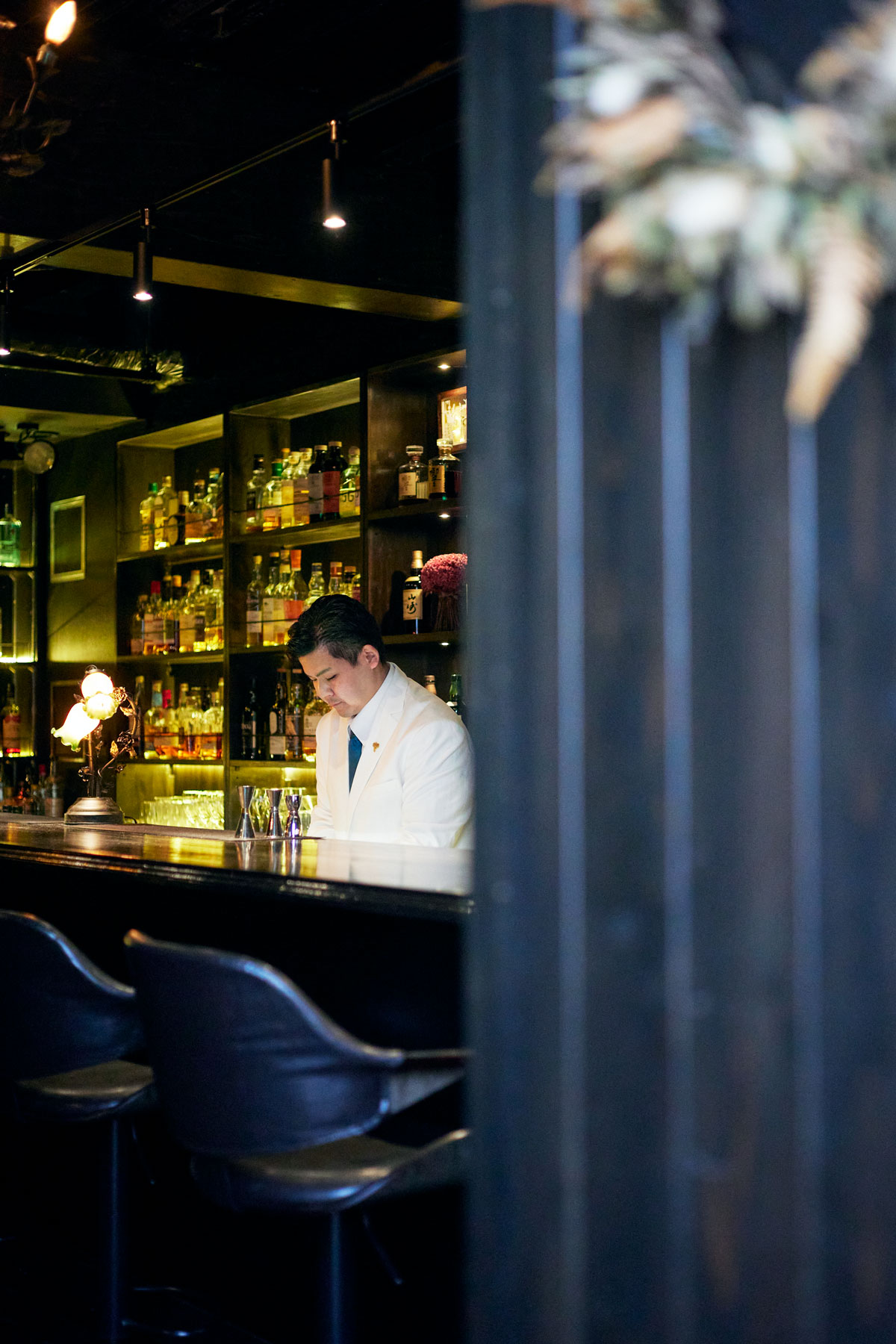 バーカウンターに立つ若林将太さん