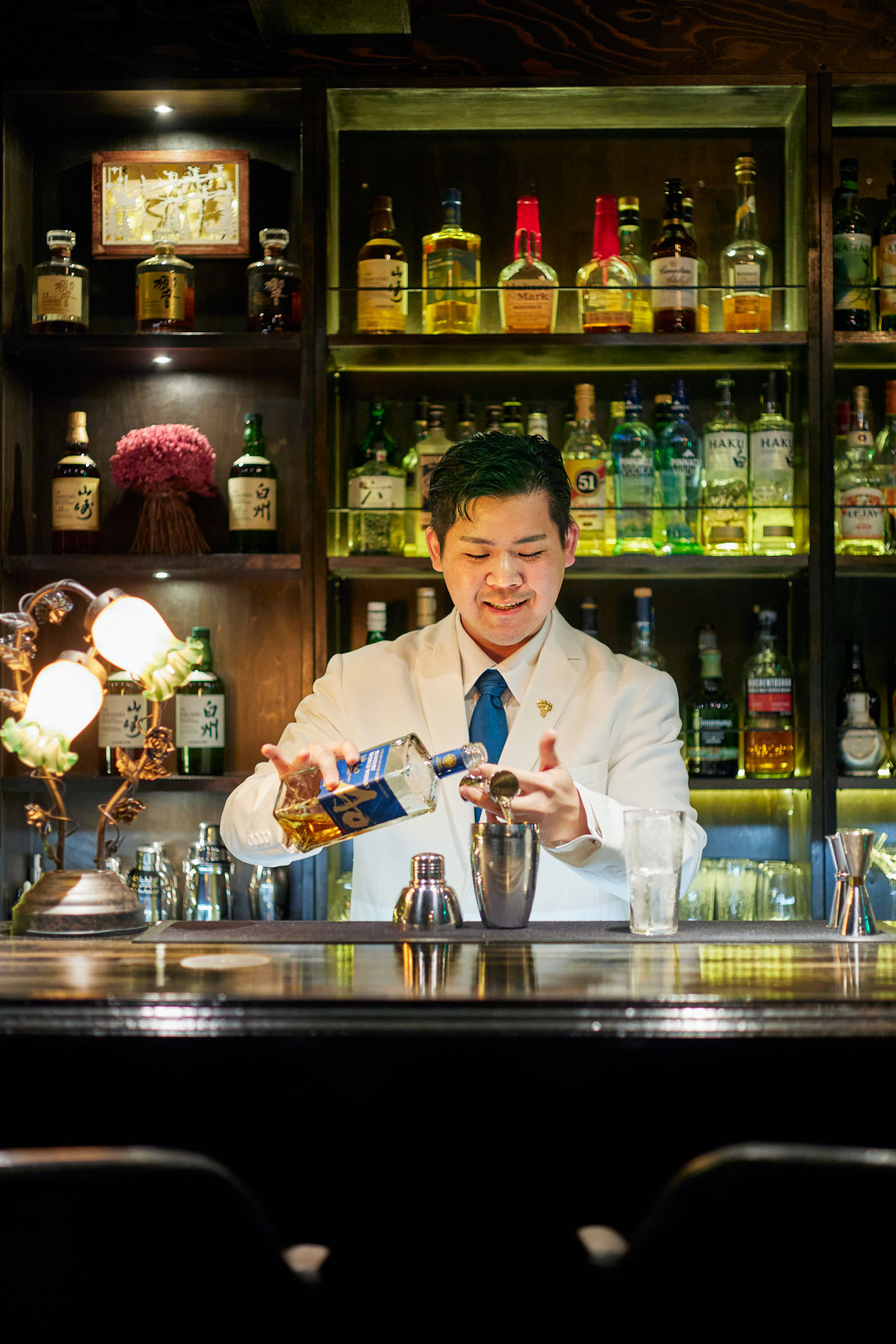 碧Aoを手に持つN-BARのバーテンダー・若林将太さん