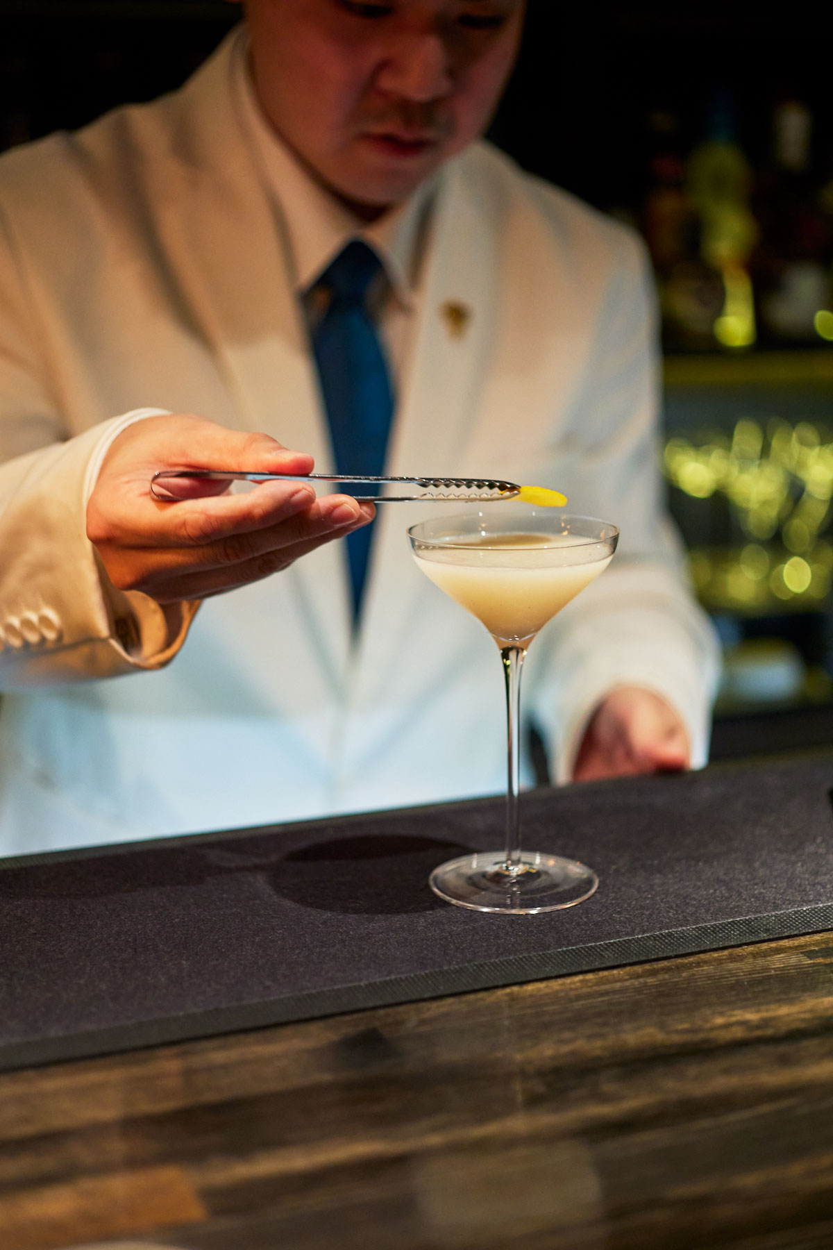 オリジナルカクテルを作る若林将太さんの手元