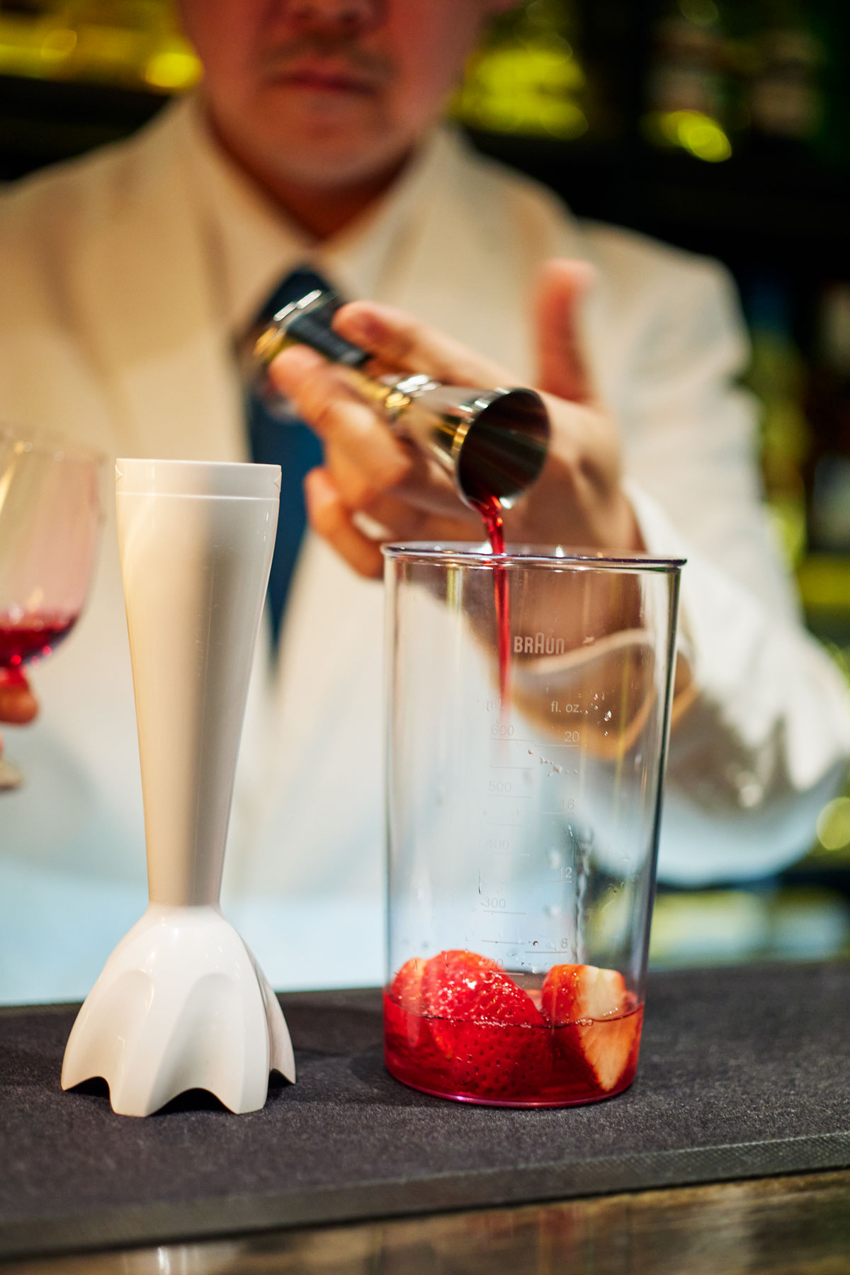 イチゴのノンアルコールカクテルを作る様子