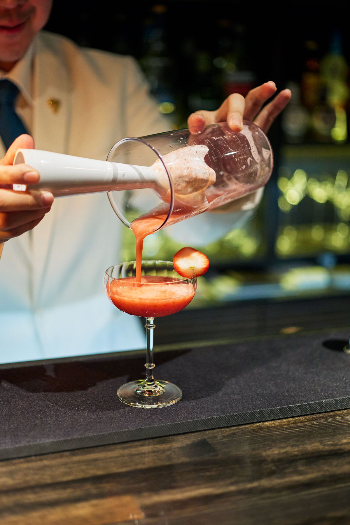 イチゴのノンアルコールカクテルをグラスに注ぐ様子