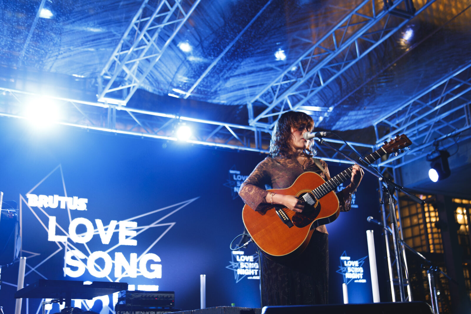ステージ上で演奏を披露する優河さん