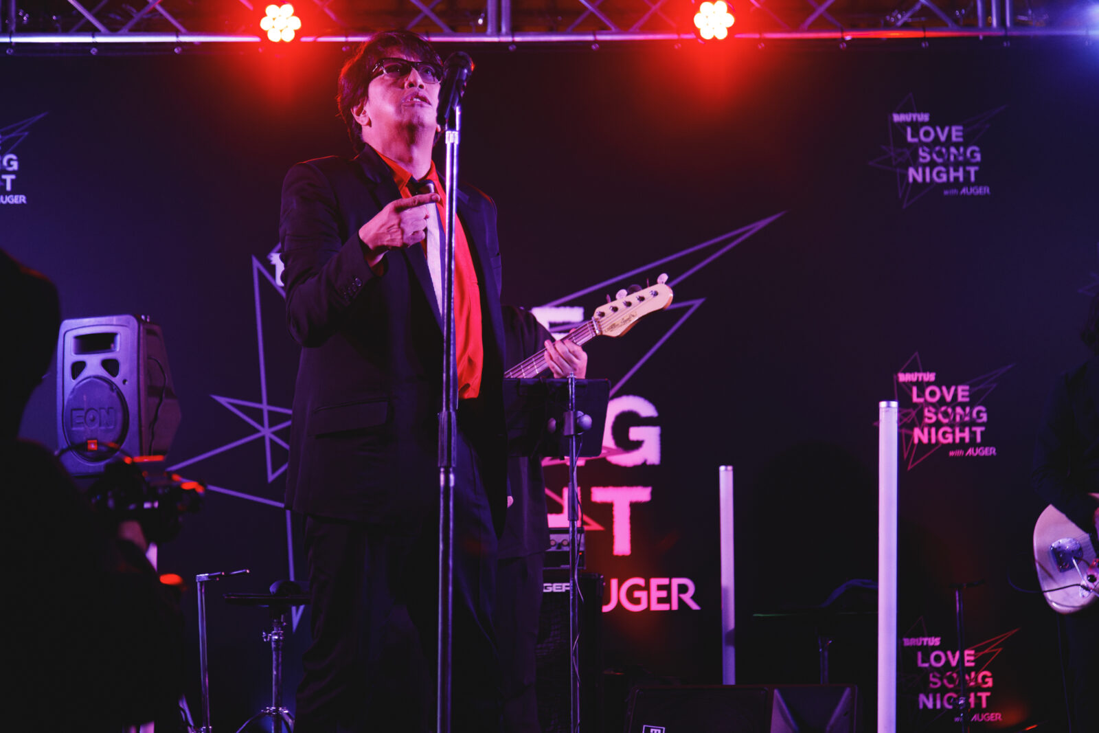 岡村靖幸さんが演奏している様子