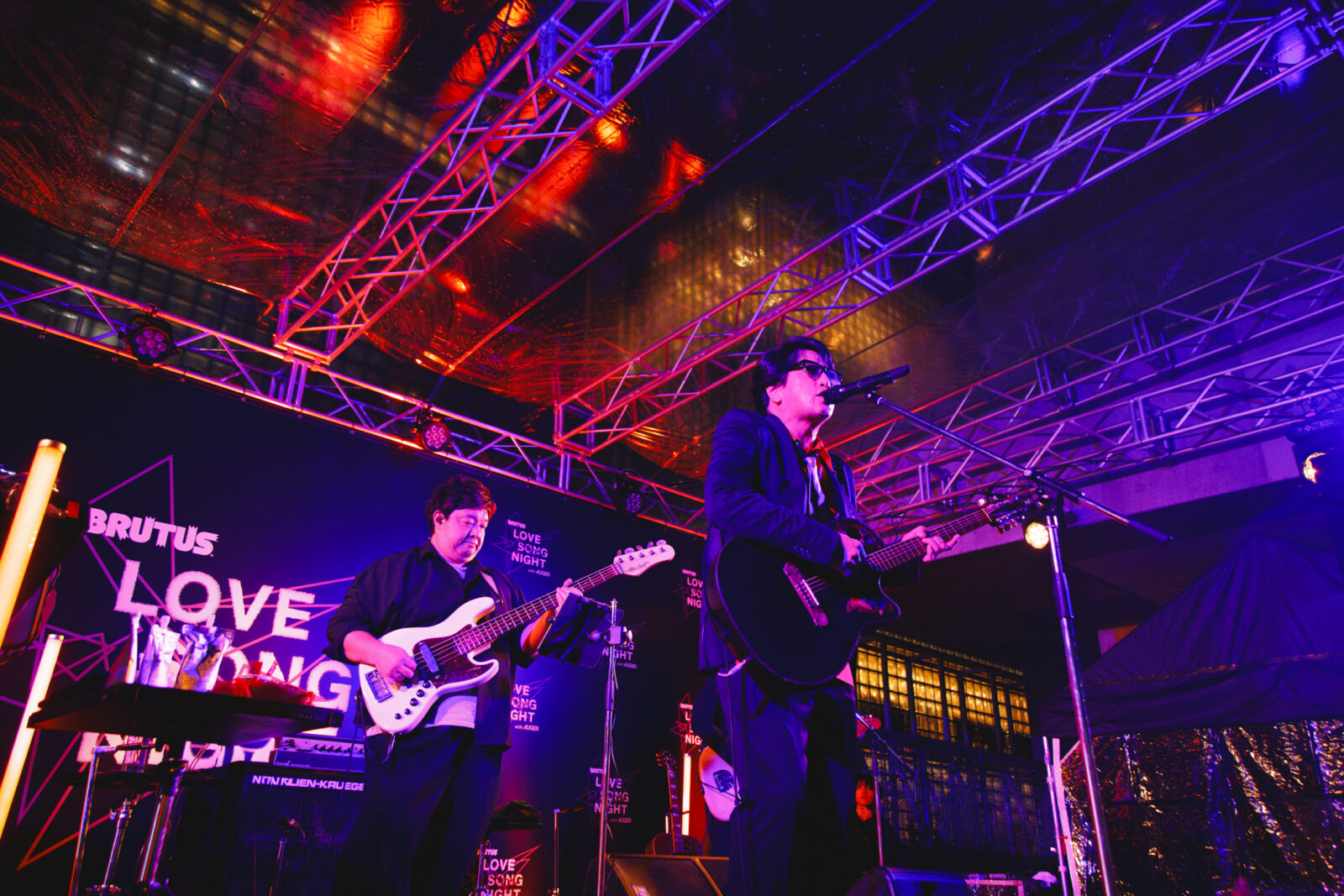 岡村靖幸さんが演奏している様子