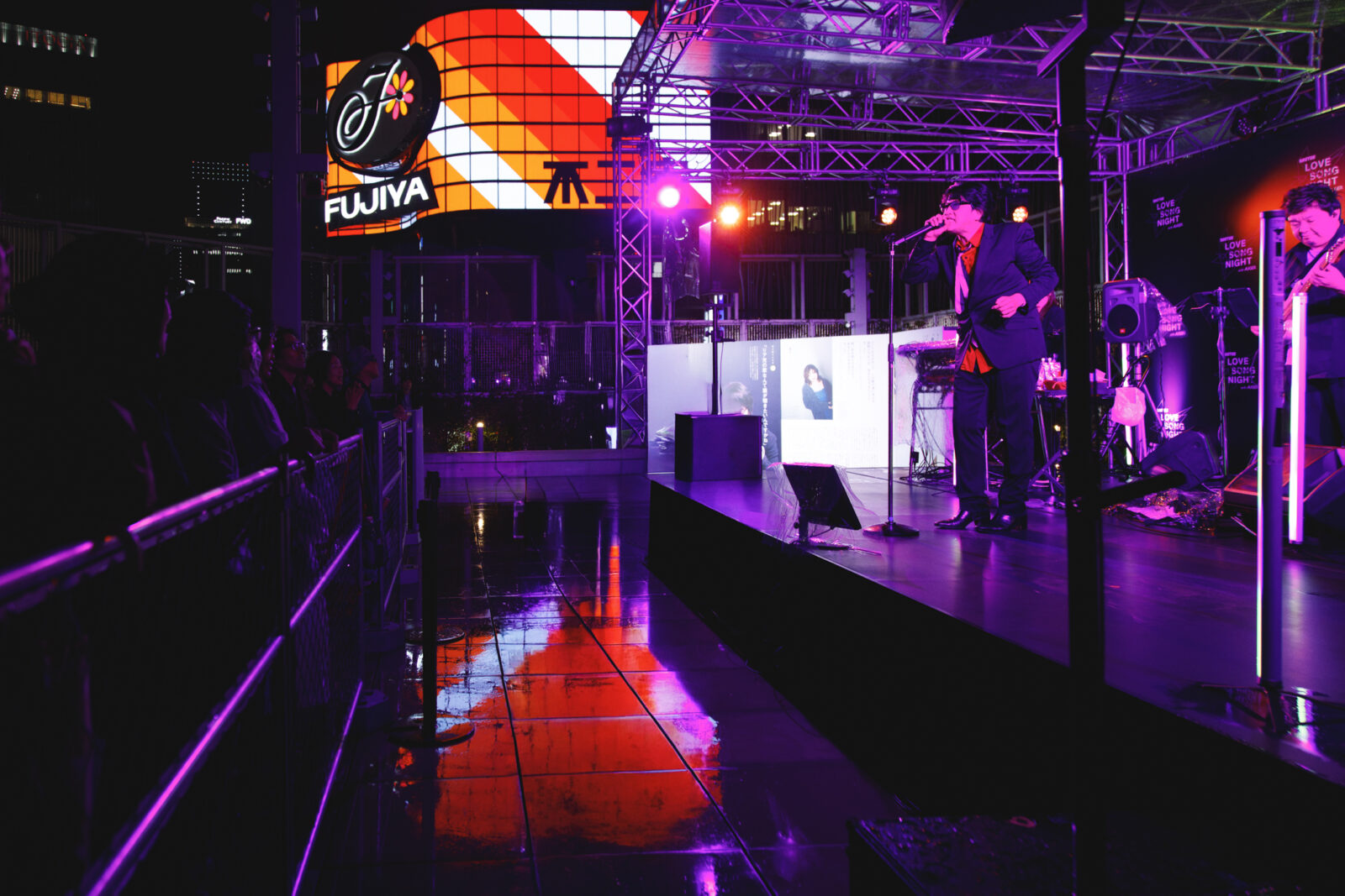 岡村靖幸さんが演奏している様子