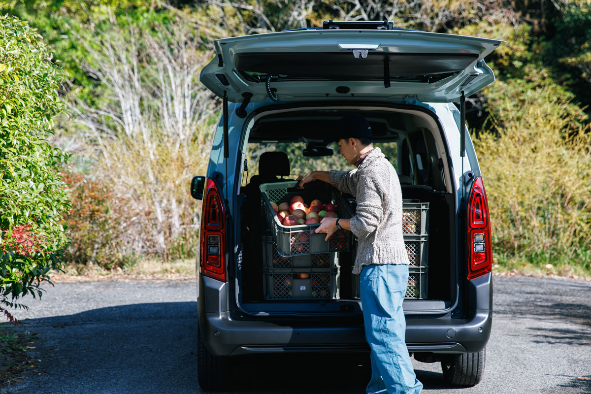 リンゴを運ぶ江口さんとシトロエン〈ベルランゴ〉