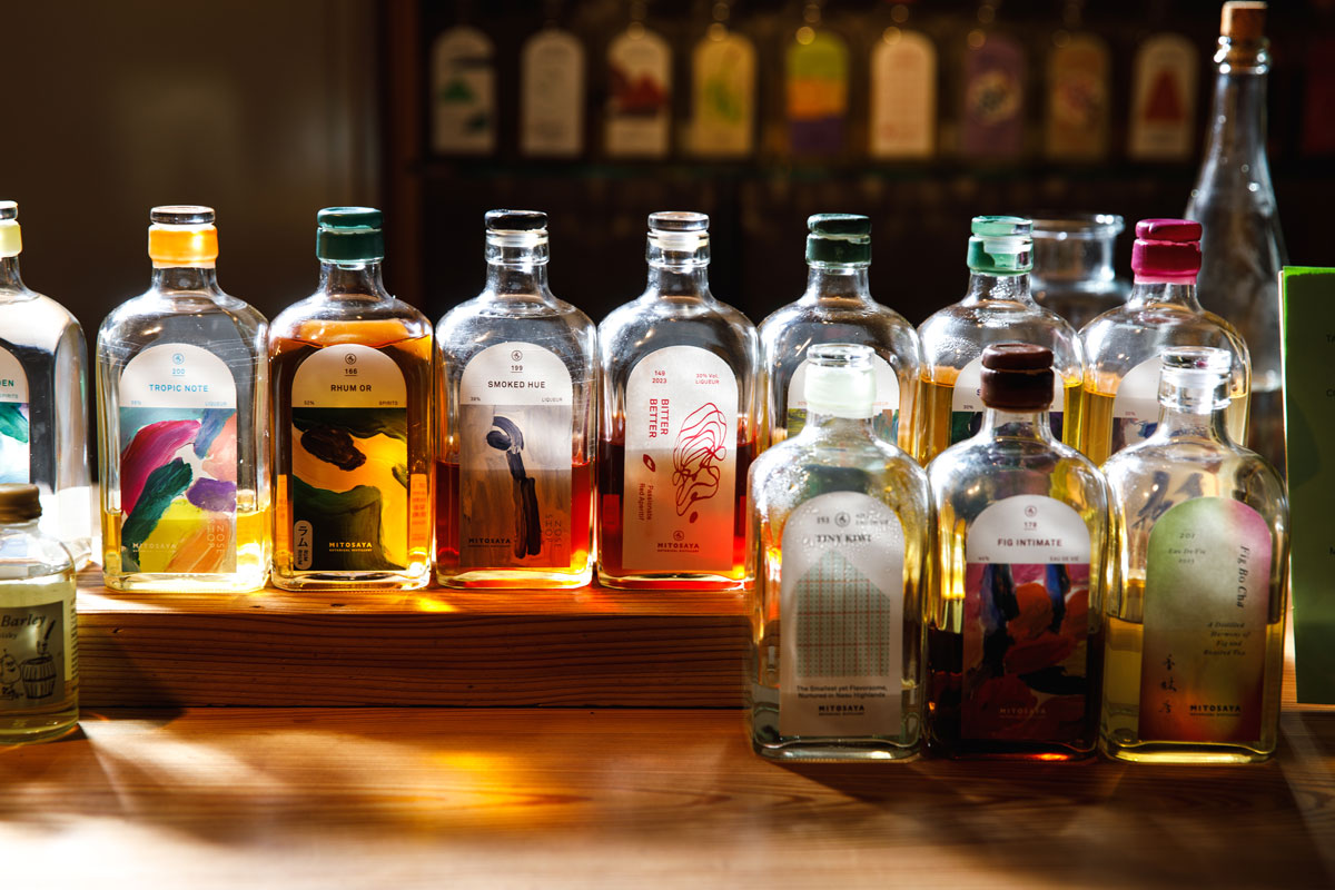 色とりどりの蒸留酒がずらりと並ぶ、直営店「YA」カウンター