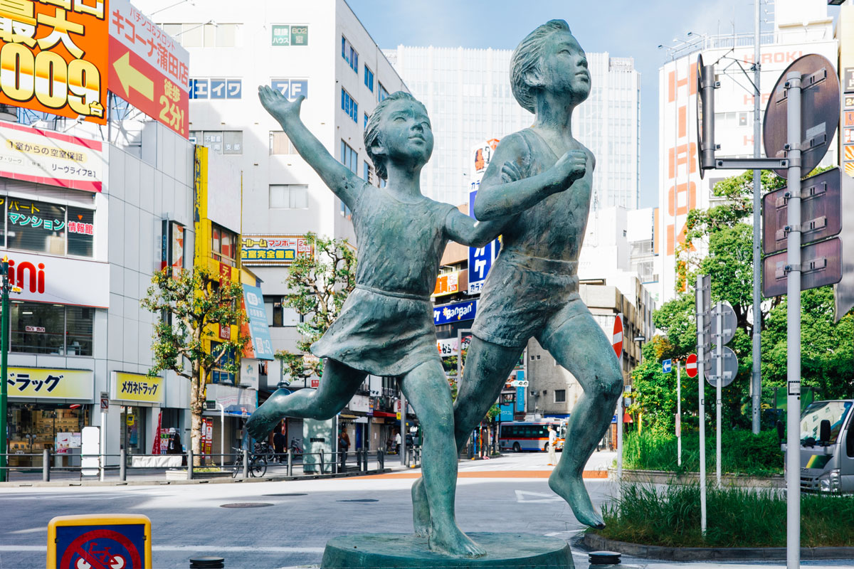 少年少女の銅像