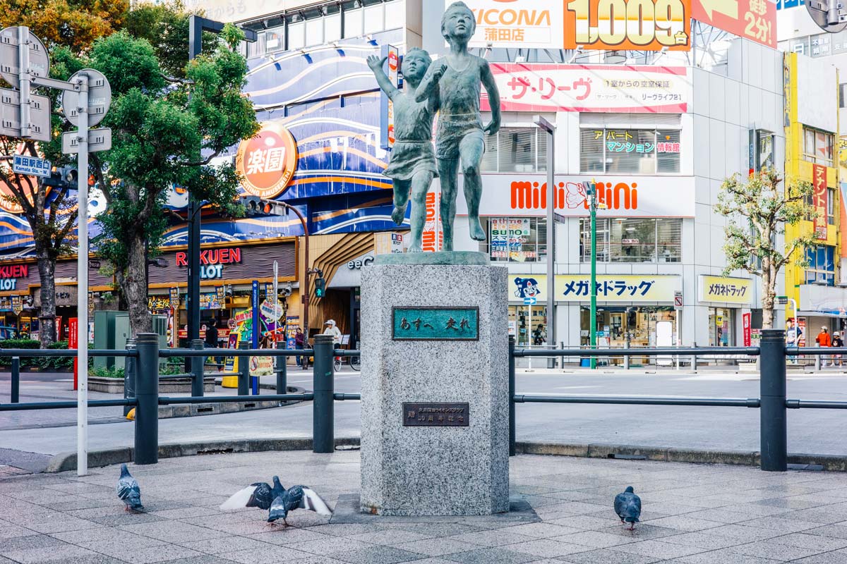 少年少女の銅像