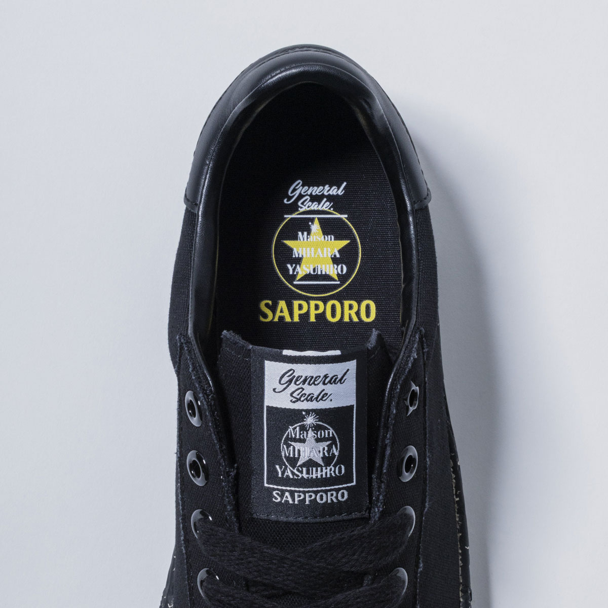 中敷きに配されたGeneral Scale.、Maison MIHARA YASUHIRO、SAPPOROの3つのロゴ