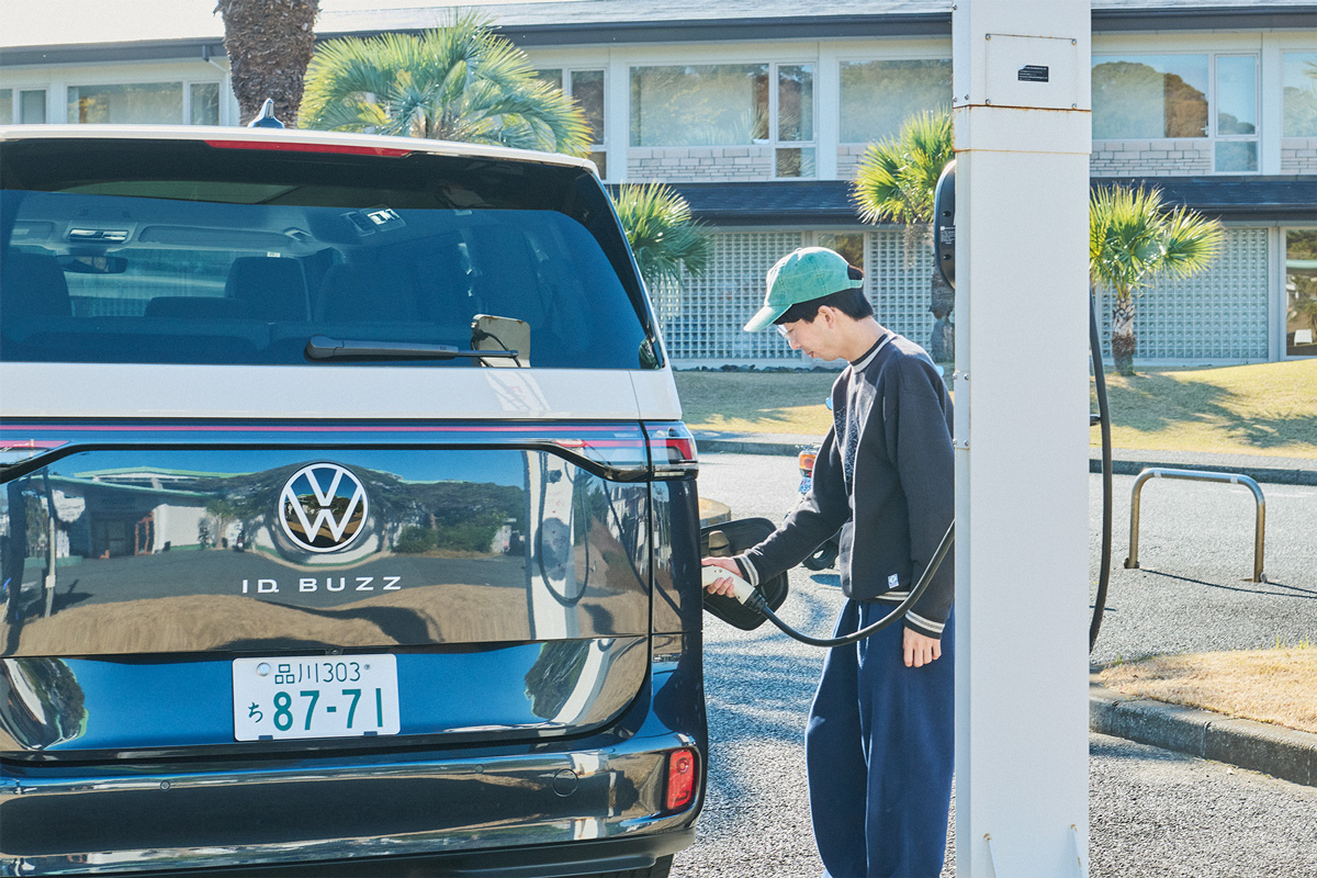 EV充電 エネチェンジで充電する男性