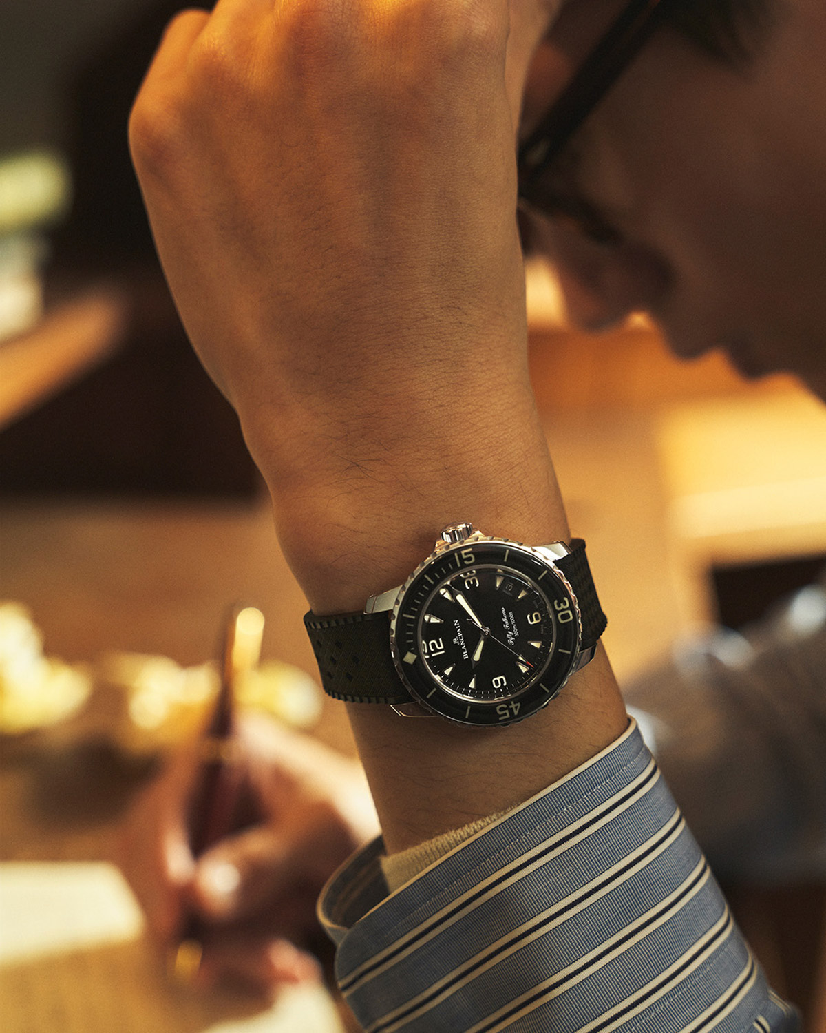 男性の腕に腕時計