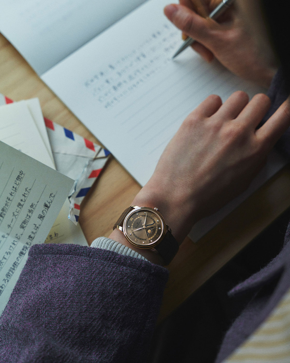 男性が手紙を書いている様子