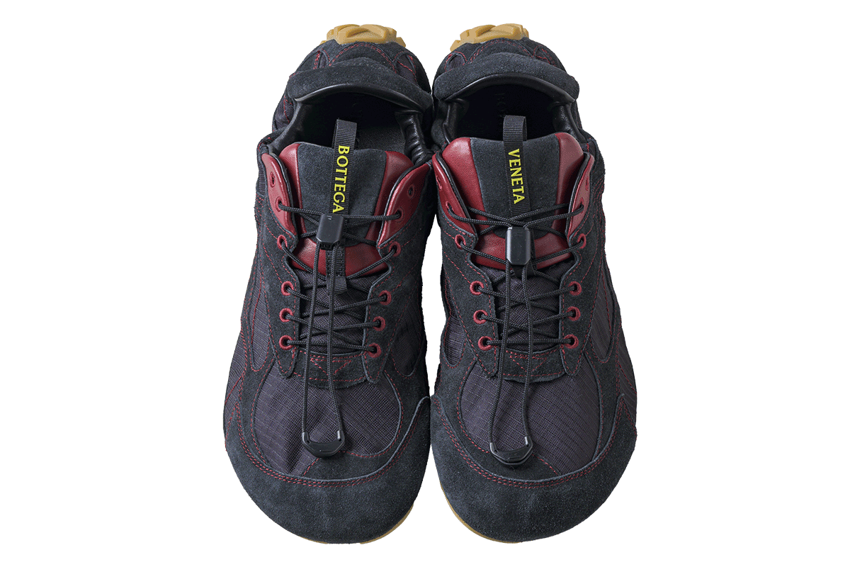 〈ボッテガ・ヴェネタ〉のスニーカー