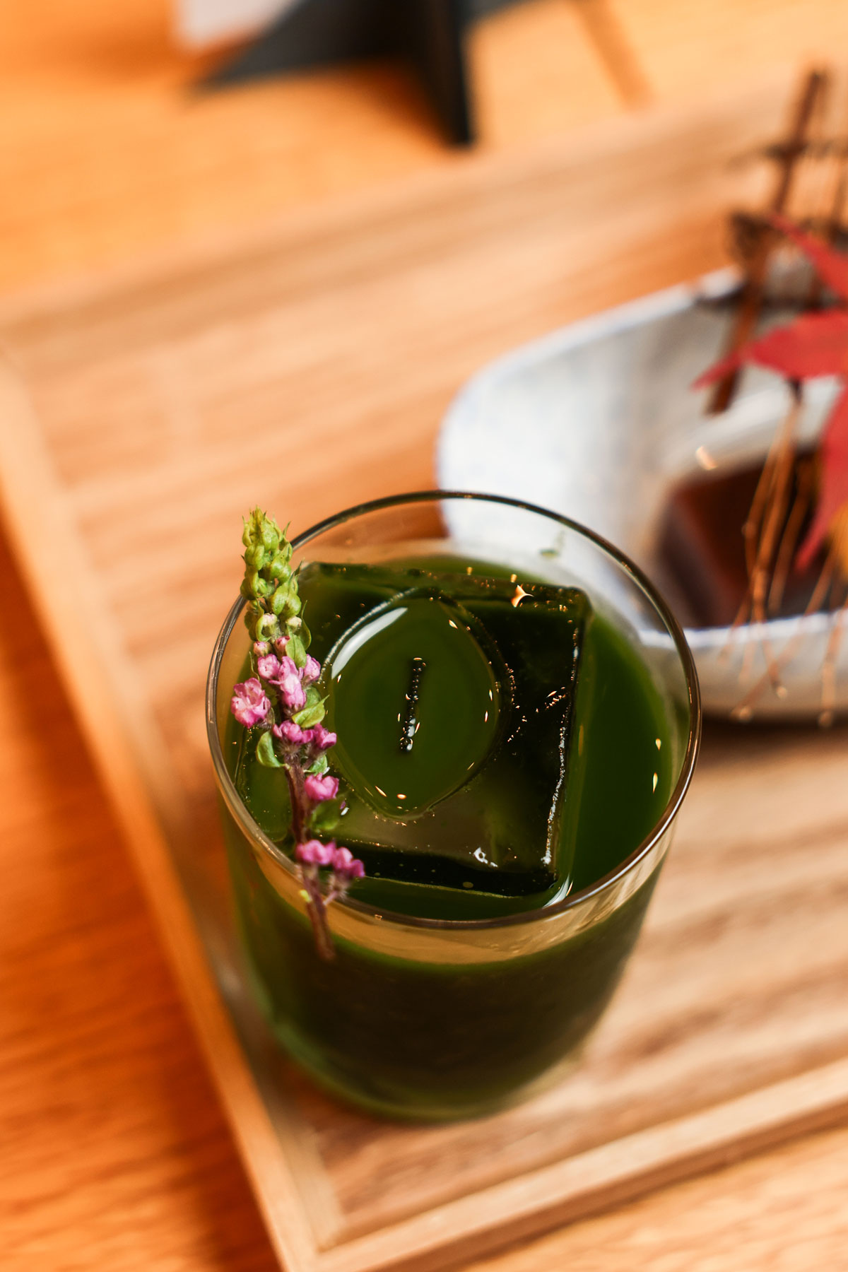 羊羹と、抹茶と黄櫨を合わせたネグローニ