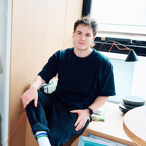 日用品図鑑：デザイナー・Thomas Zimmerman の愛用するRainer Daumillerのパイン材チェアetc.