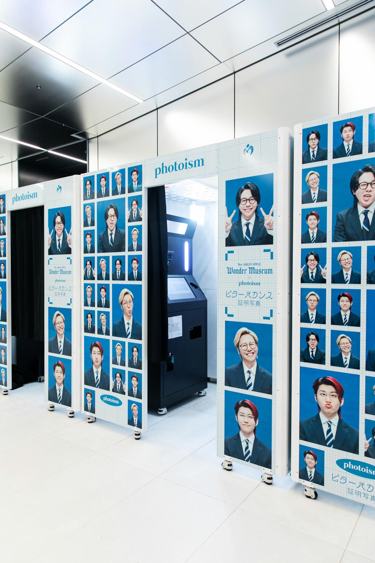 楽曲「ビターバカンス」をテーマにした証明写真が撮影できるブースも。