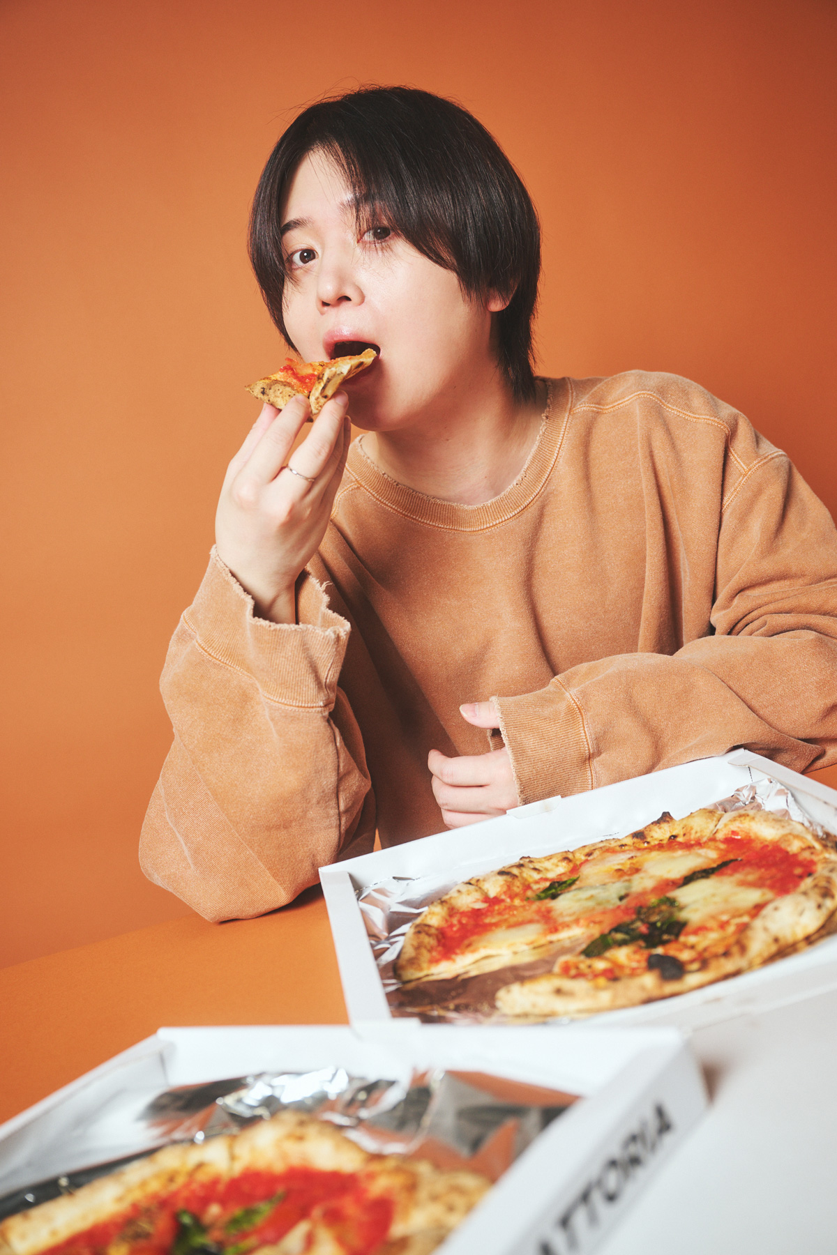 ピザを食べる斉藤壮馬