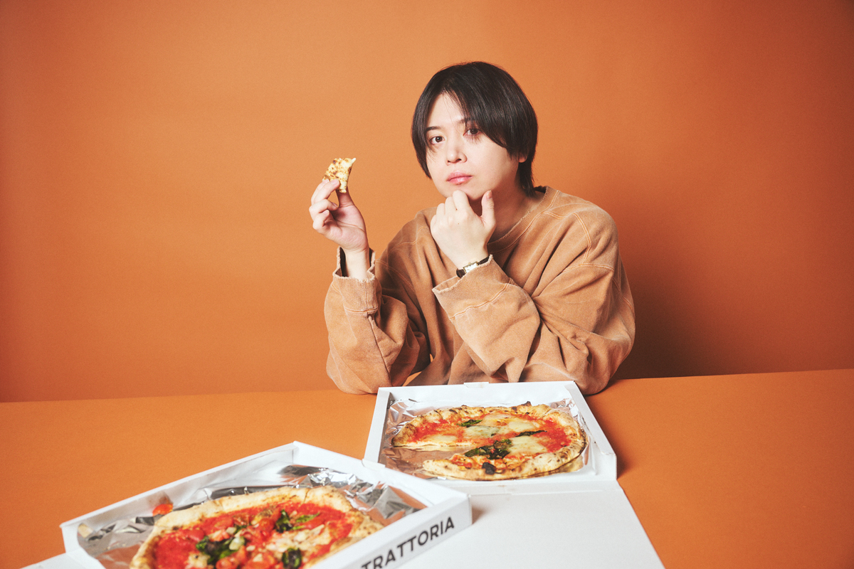 ピザを食べる斉藤壮馬