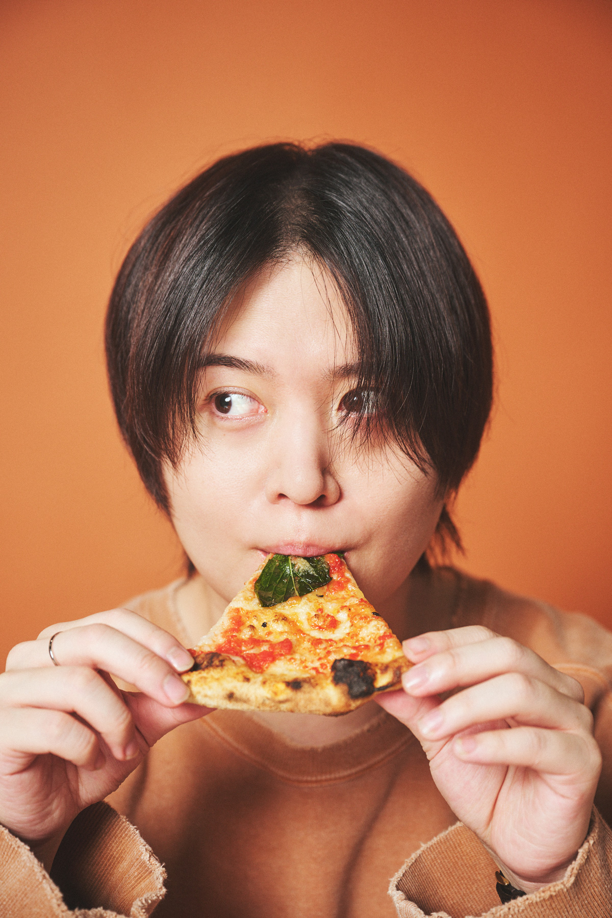 ピザを食べる斉藤壮馬