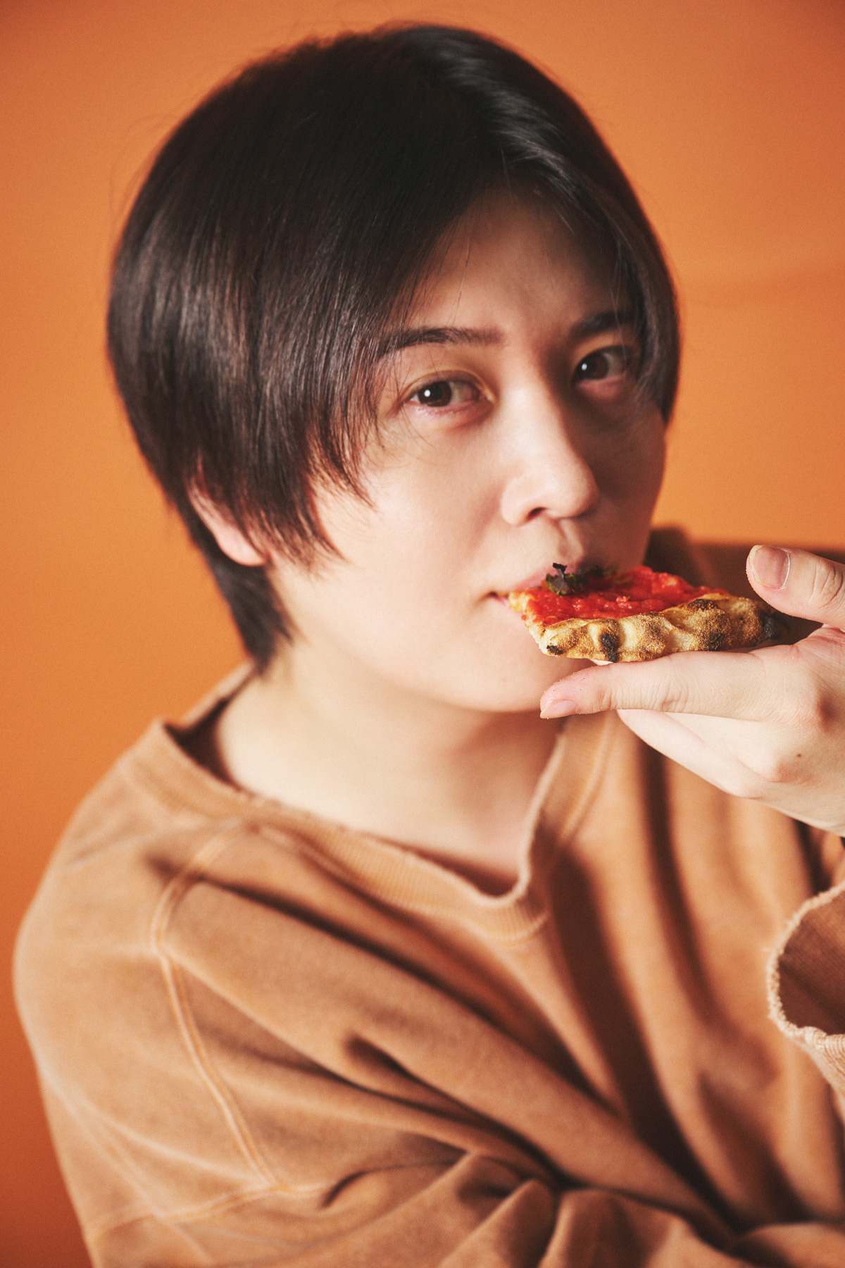 ピザを食べる斉藤壮馬