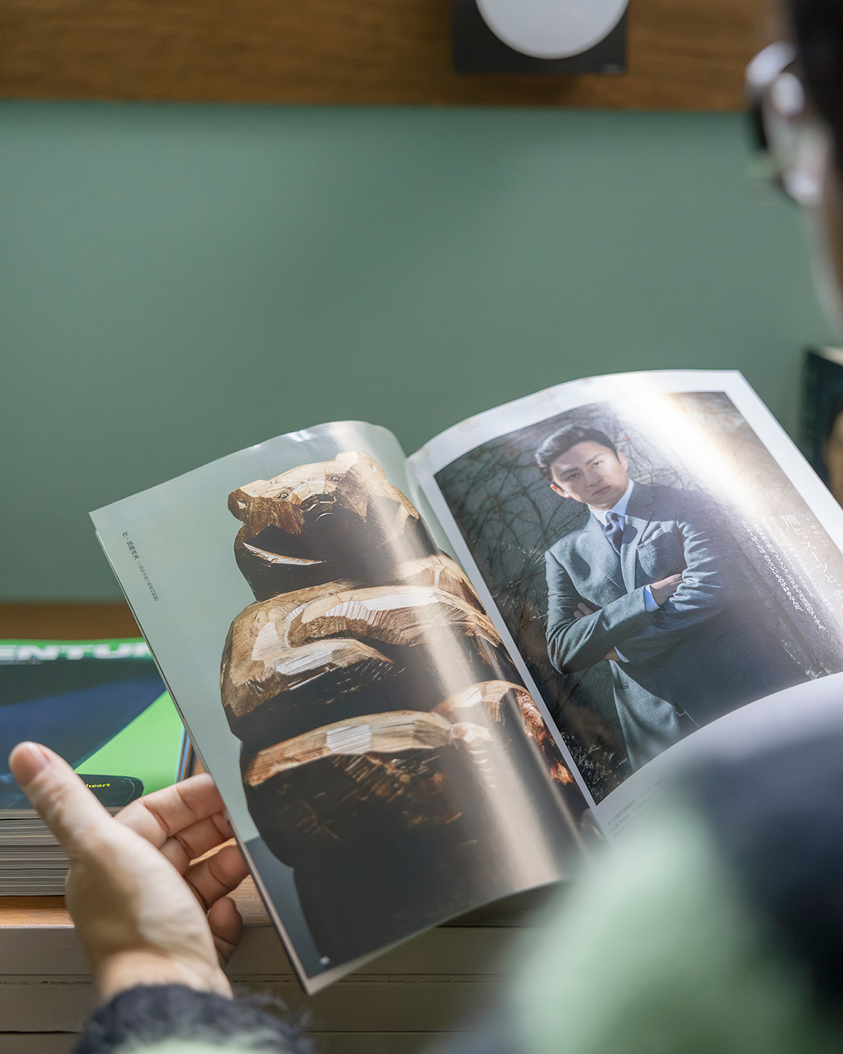 編集者の安藤夏樹が本を読む様子