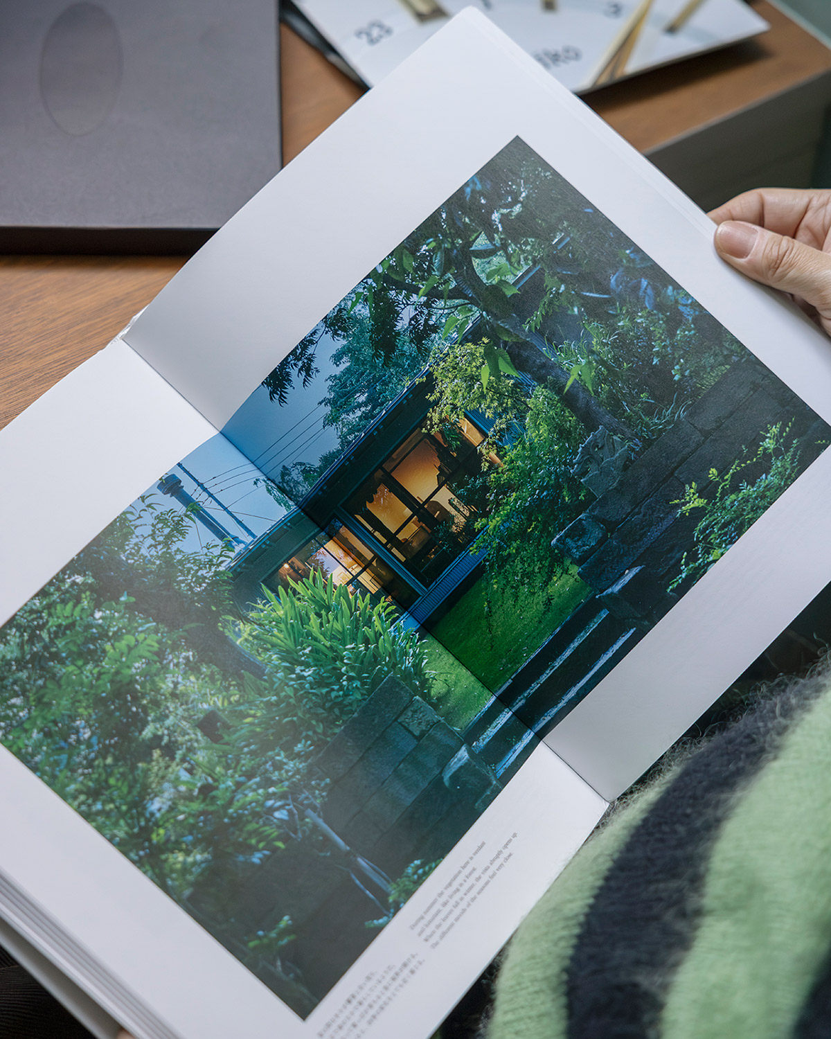 編集者の安藤夏樹が本を読む様子