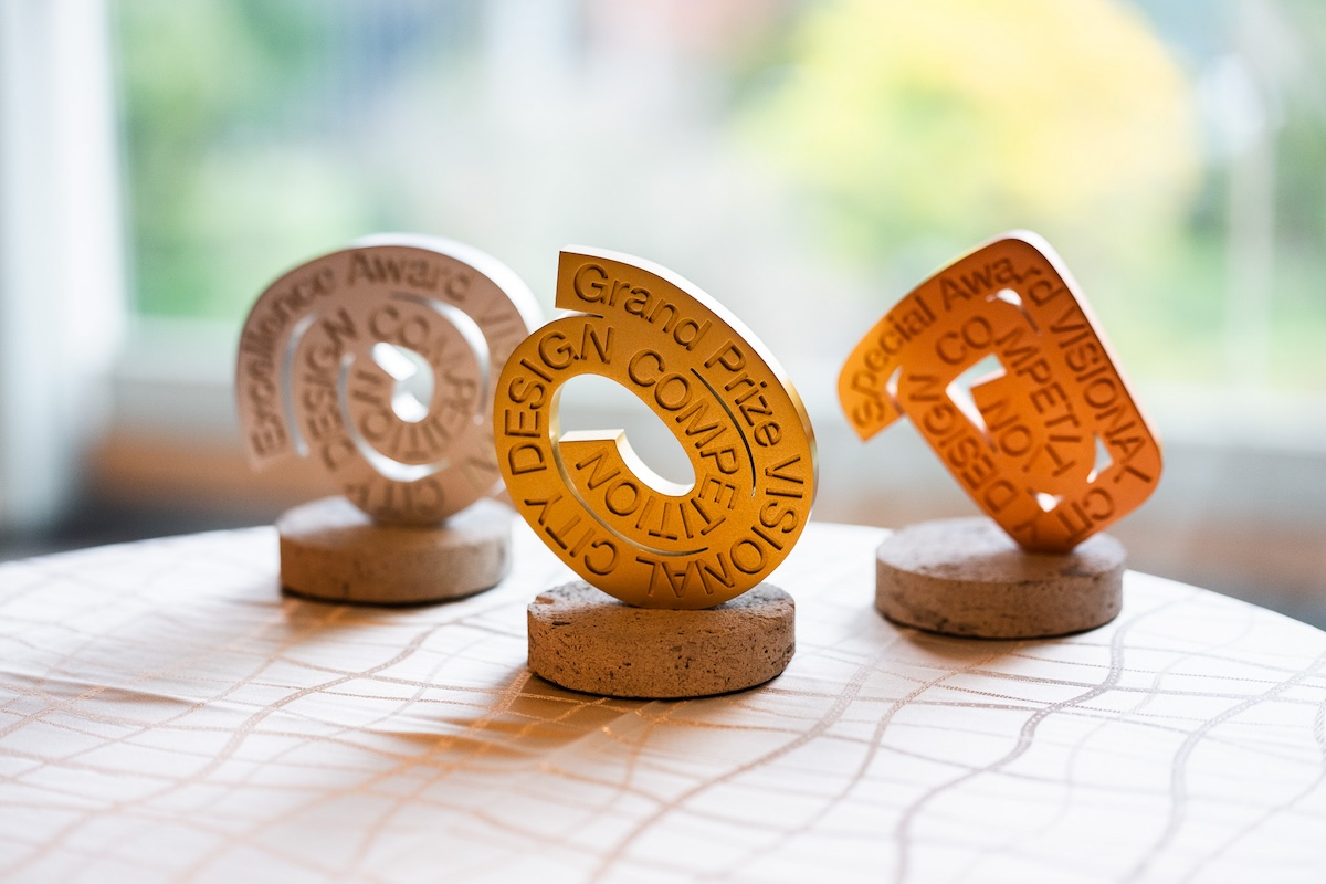 受賞者に贈られたトロフィー