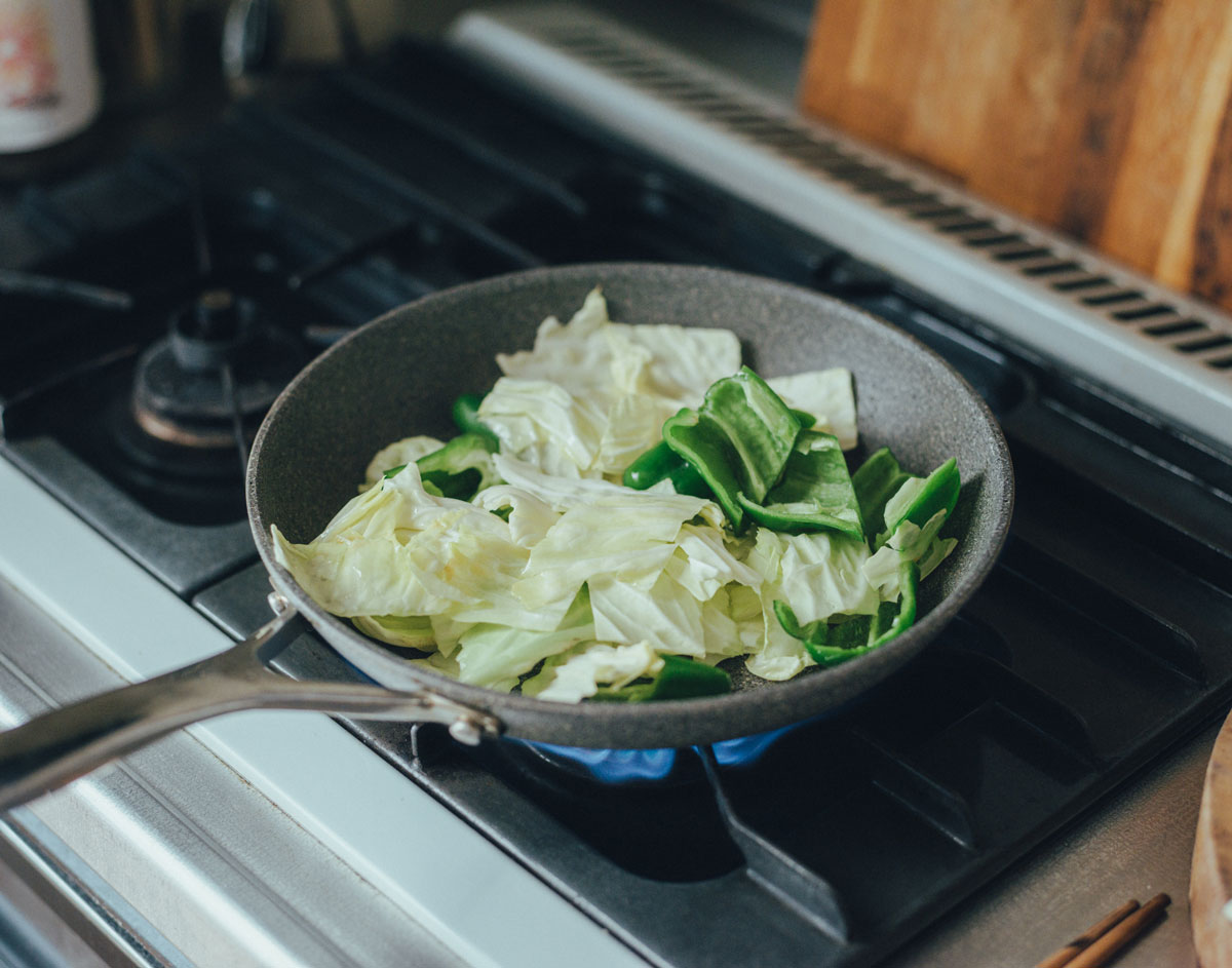ピーマンとキャベツだけを油でさっと炒める。