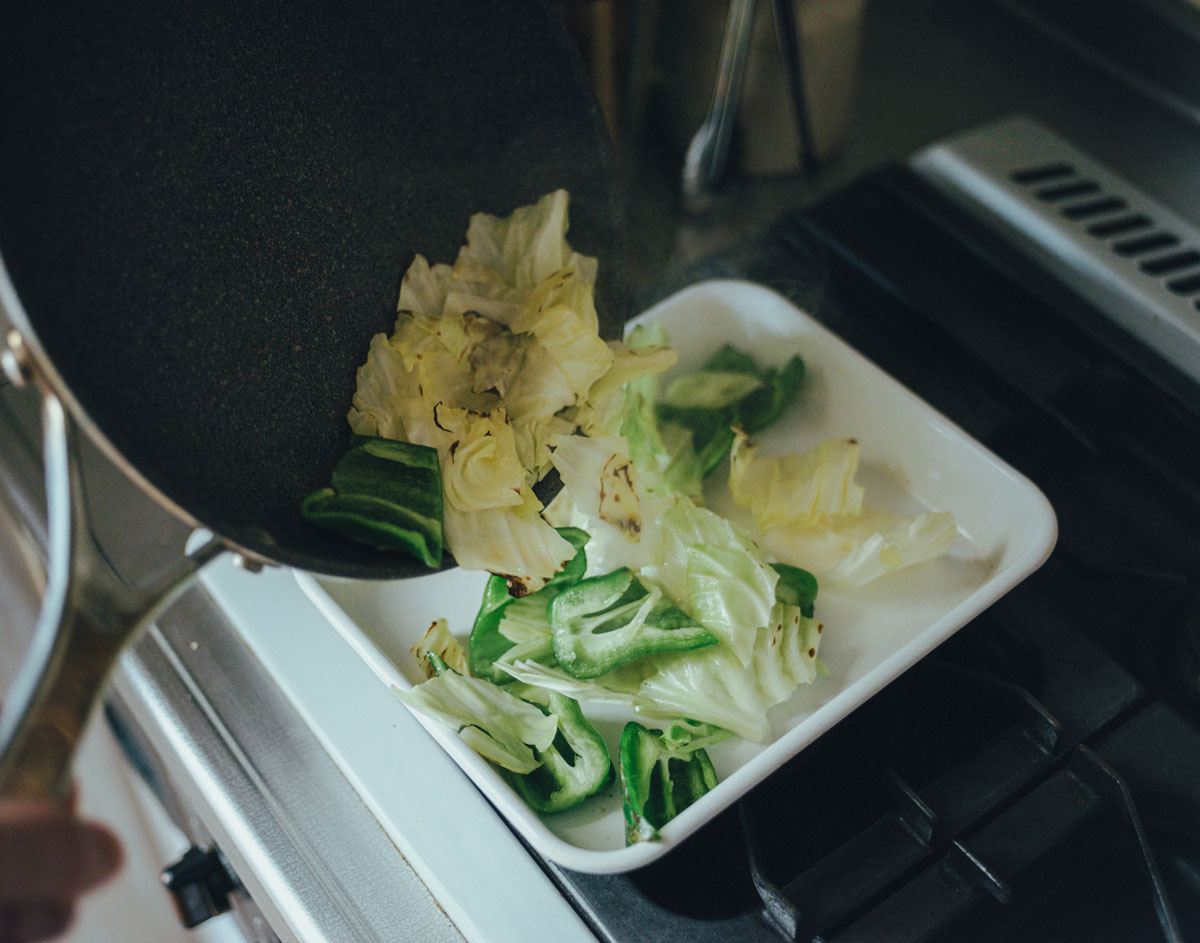 野菜の表面が油でピカピカとするまで炒めた様子。