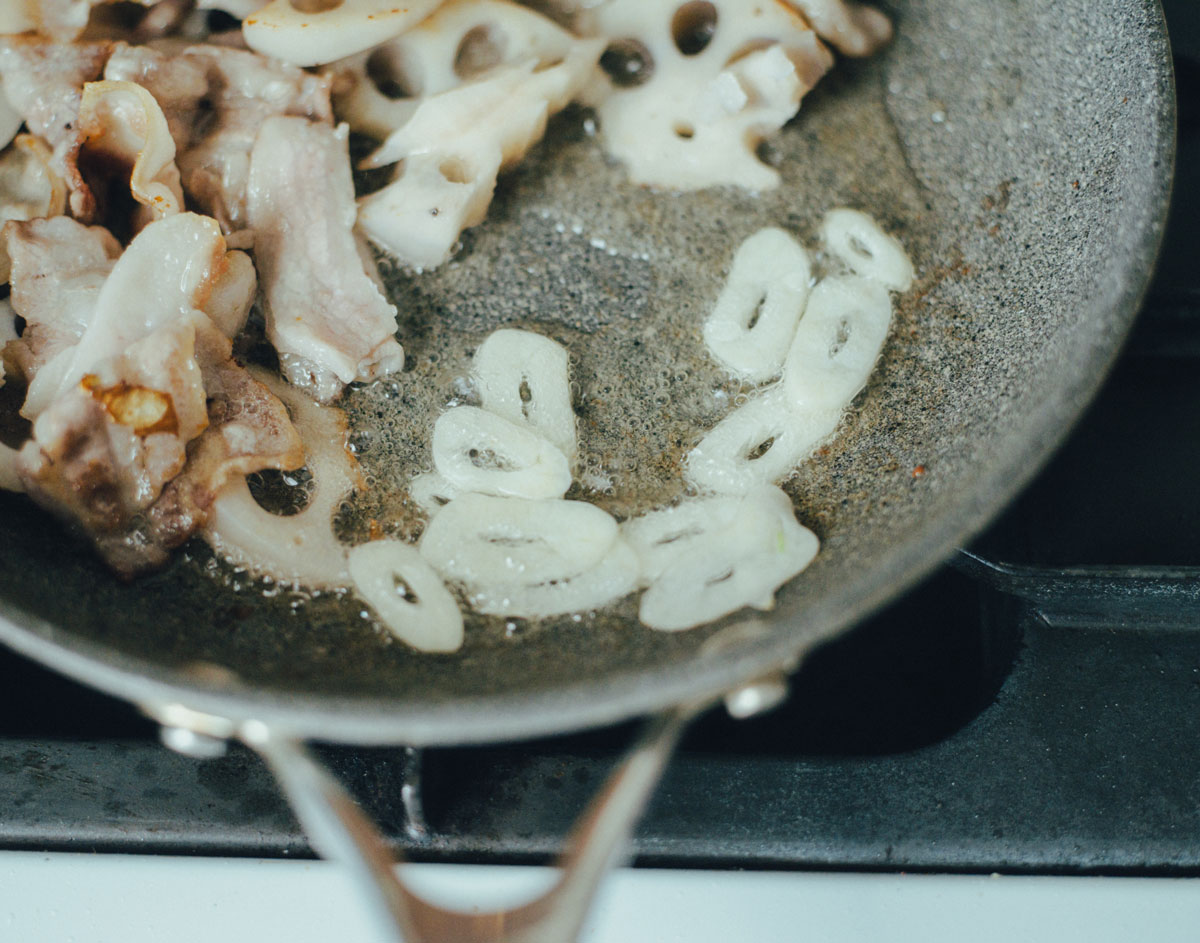 豚肉とレンコンの火の通り具合はだいたい同じなので、一緒に投入して炒めていく。