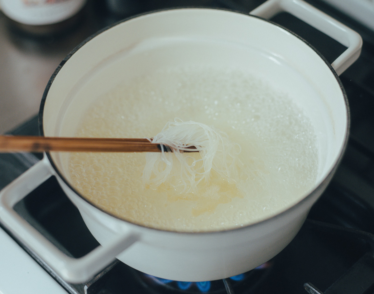 ビーフンを茹でる様子