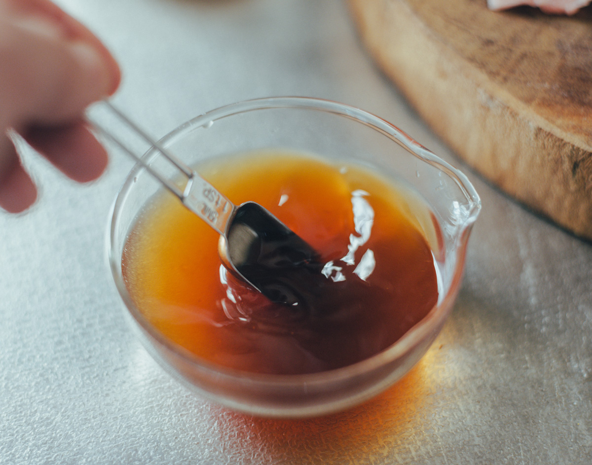 焼きビーフンの調味料を混ぜる様子