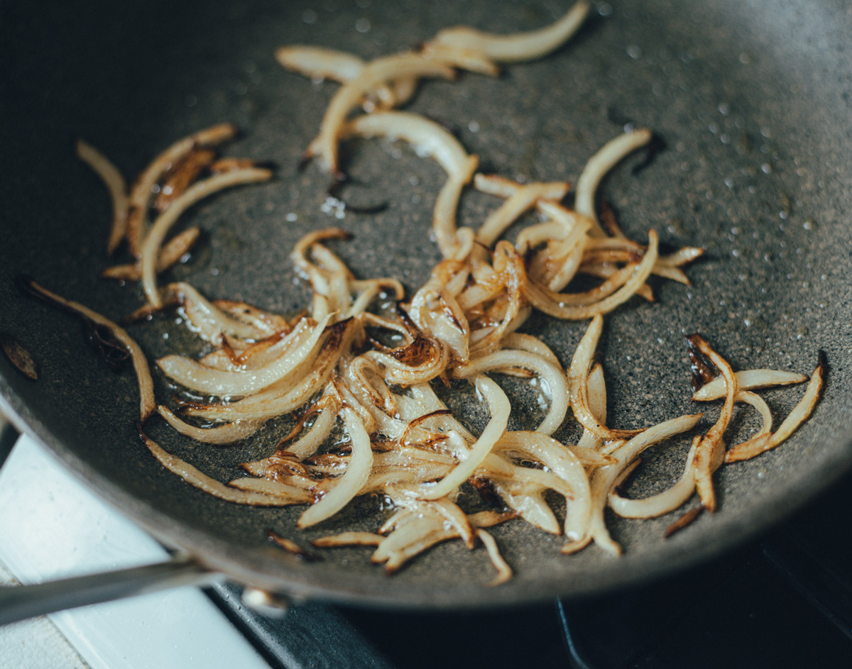 玉ねぎを中火で炒める様子