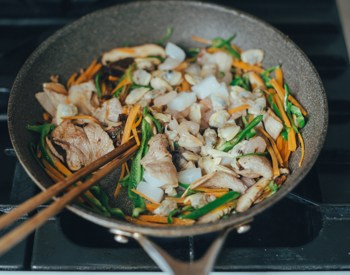 材料を炒める様子