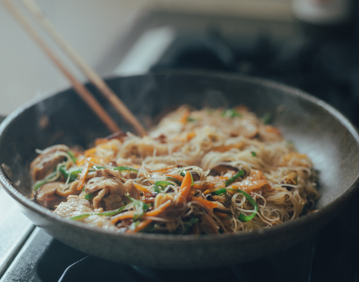 ビーフンと調味料を合わせる様子