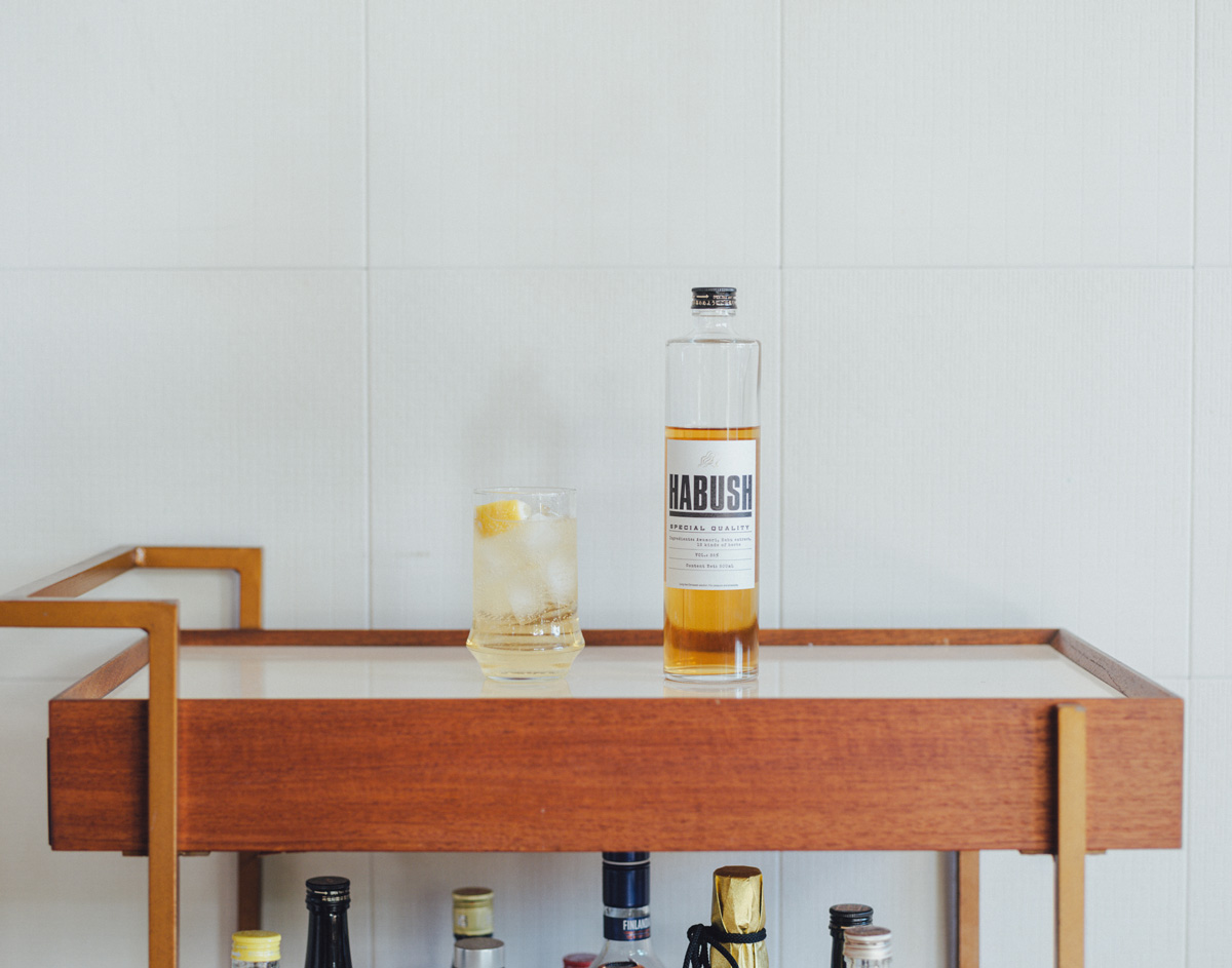 お酒は、ラッパー・Awichがプロデュースした、and okinawaによる《HABUSH》