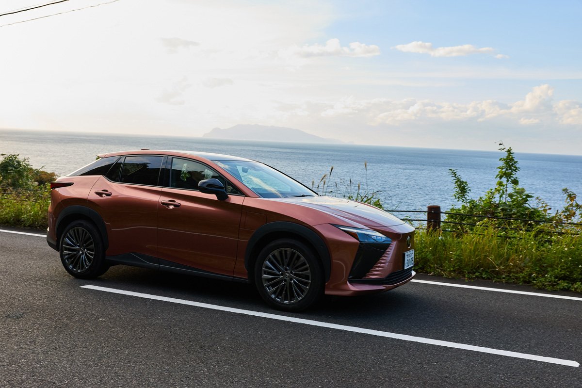 LEXUSのBEV（電気自動車）専用モデルの〈RZ〉