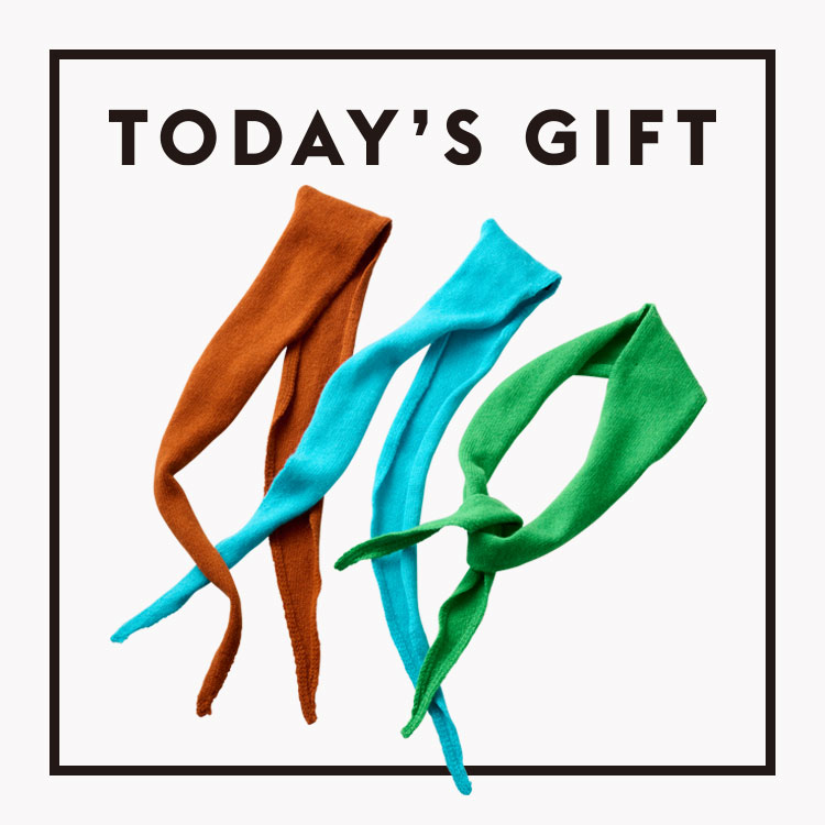 〈PURE CASHMERE NYC〉のニットスカーフ