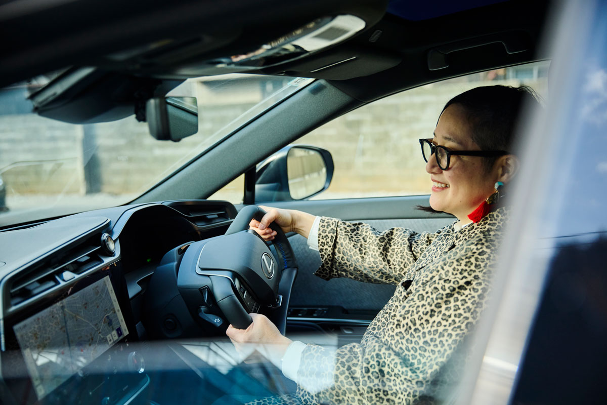 LEXUS RZを運転する朝倉洋美