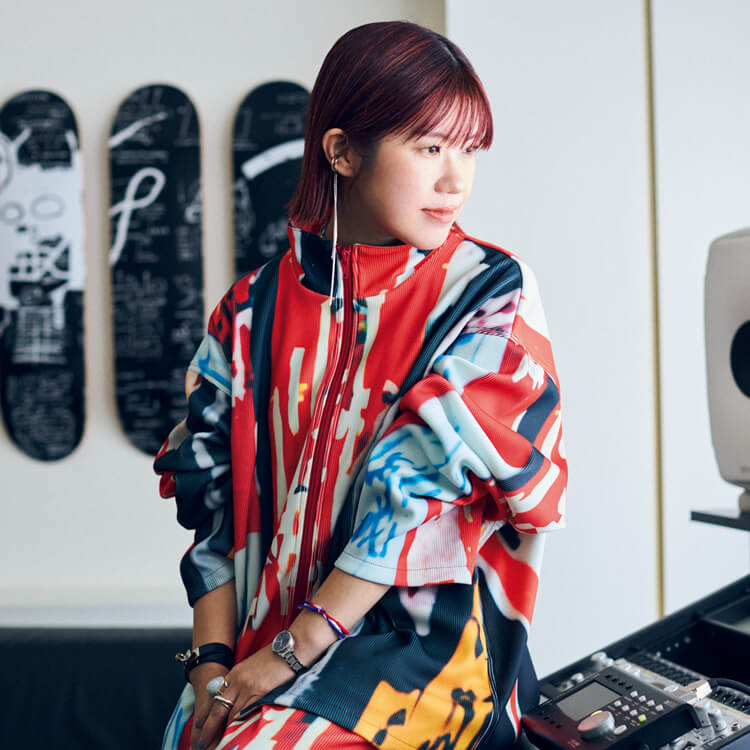 「アイドルとは光であり希望」。作詞作曲家・岡嶋かな多の、アイドルソングの作りかた