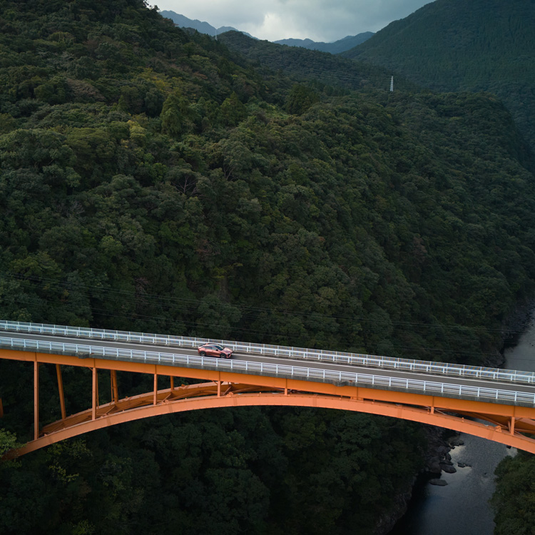 屋久島の大自然の中を疾走する〈LEXUS RZ〉