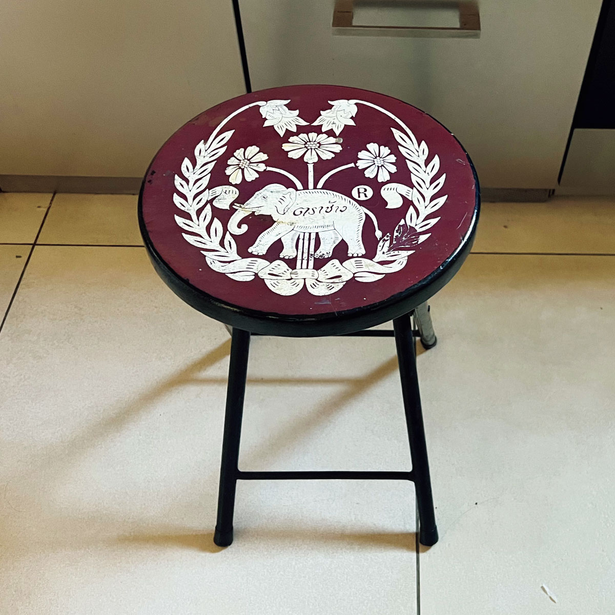 〈大中〉のタイ製の丸スツール