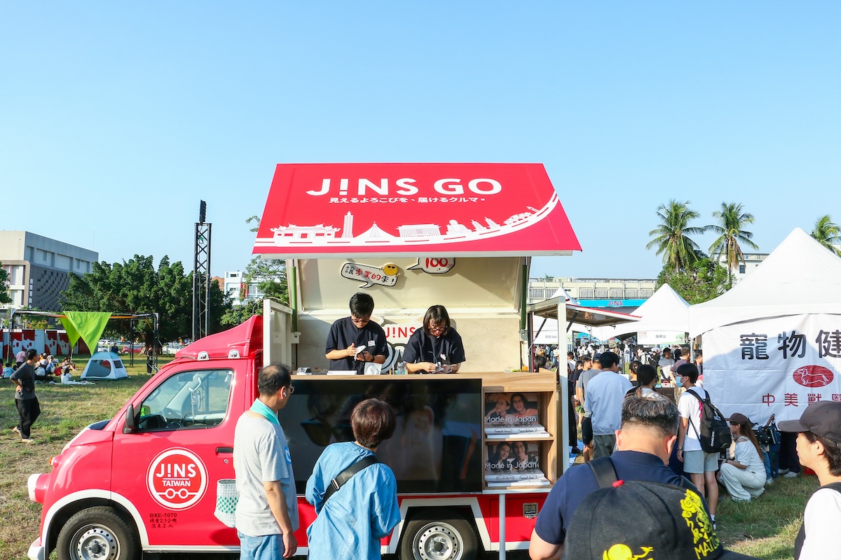 真っ赤な移動車両で地方を訪ね、メガネのサイズ調整や目のマッサージなどを無料で行うサービス「JINS GO」