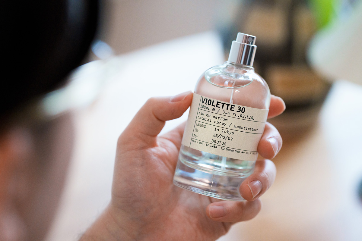 〈LE LABO〉「VIOLETTE 30」を持つ三宅瑠人の手