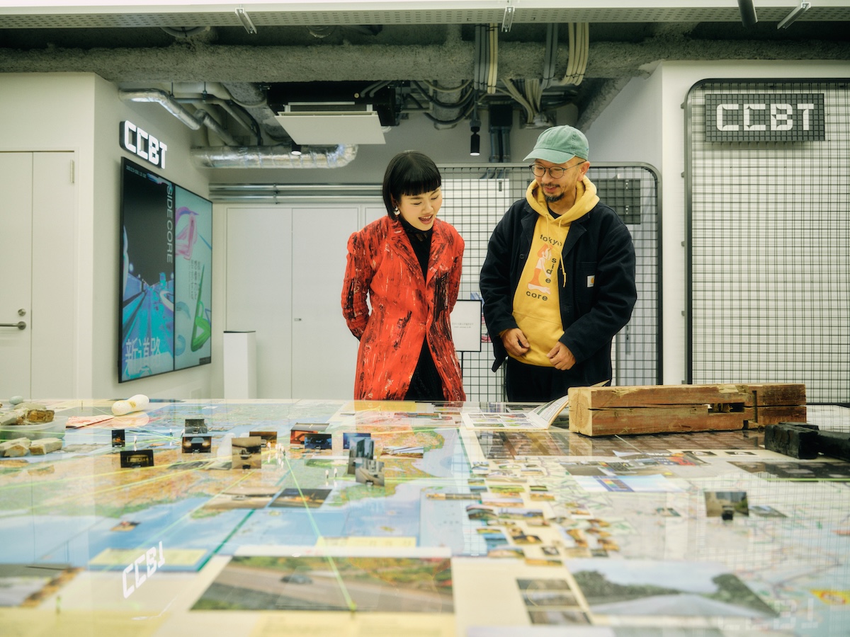 3階展示室で話す津川さんと松下さん